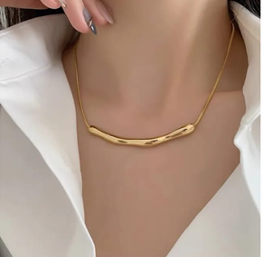 Sculpted Flow Minimal Necklace