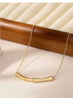 Sculpted Flow Minimal Necklace